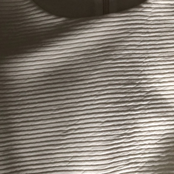 Sleeveless ribbed type pattern blouse - Picture 3 of 3